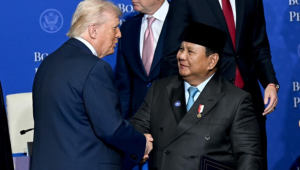 Presiden Prabowo Subianto bersalaman dengan Presiden Amerika Serikat Donald Trump | Dok. BPMI Setpres/Cahyo