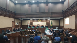 Riva Siahaan (kiri) saat membacakan nota pembelaan di Pengadilan Tipikor Jakarta, Kamis, 19/2/2026 | Syahrul Baihaqi/Forum Keadilan