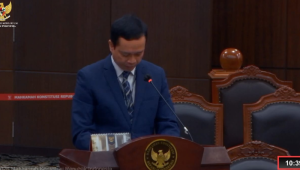 Kuasa hukum pemerintah Marsekal Muda TNI Haris Hariyanto selaku Direktur Jenderal Kekuatan Pertahanan di ruang sidang pleno Mahkamah Konstitusi, Kamis, 12/2/2026 | YouTube Mahkamah Konstitusi