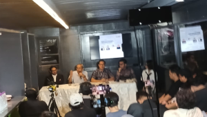 Eks Wakil Ketua KPK Alexander Marwata (baju putih) dalam acara diskusi di kawasan Jakarta Selatan, Jumat, 20/2/2026 | Syahrul Baihaqi/Forum Keadilan