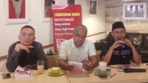Penulis kawakan Ahmad Bahar (kanan) meluncurkan buku berjudul Raport Merah Sang Jenderal Listyo Sigit Prabowo di kawasan Duren Tiga Raya, Jakarta, Kamis, 5/2/2026 | Muhammad Reza/Forum Keadilan