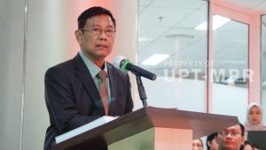 Pengamat Politik dan Militer Universitas Nasional (UNAS) Dr. Selamat Ginting saat memaparkan presentasinya dalam Sidang Senat Terbuka Promosi Doktor pada Kamis, 26/2/2026 | Dok. Universitas Nasional (UNAS)