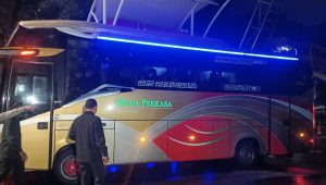 Bus pengantar 11 Orang Hasil Pengembangan OTT Bupati Pekalongan Tiba di Gedung KPK, Jakarta, Selasa, 3/3/2026 malam | Muhammad Reza/Forum Keadilan