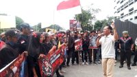 Gerakan Utara Bersatu Peduli Ermanto Usman menggelar aksi di depan Gedung Pelindo, Koja, Jakarta Utara, Rabu, 11/3/2026 | Muhammad Reza/Forum Keadilan