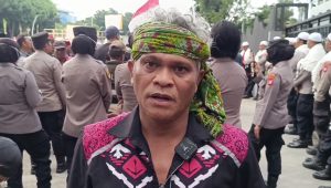 Koordinator Gerakan Utara Bersatu Peduli Ermanto Usman, Juharto Harianja di depan Gedung Pelindo, Jakarta Utara, Rabu, 11/3/2026 | Muhammad Reza/Forum Keadilan