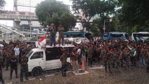 Ratusan massa dari Barisan Ansor Serbaguna (Banser) dan Gerakan Pemuda Ansor mendatangi Gedung Komisi Pemberantasan Korupsi (KPK), Jakarta, Kamis, 12/3/2026 | Muhammad Reza/Forum Keadilan