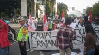 Dewan Pimpinan Cabang GMNI menggelar aksi solidaritas di depan Mabes Polri, Jakarta, Jumat, 13/3/2026 | Muhammad Reza/Forum Keadilan