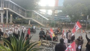 DPC Gerakan Mahasiswa Nasional Indonesia (GMNI) Jakarta Timur menggelar aksi demonstrasi di depan Gedung Merah Putih KPK, Jakarta, Senin, 16/3/2026 | Muhammad Reza/Forum Keadilan