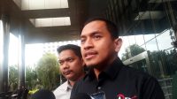 Ketua Advokat Persaudaraan Islam sekaligus kuasa hukum Immanuel Ebenezer alias Noel, Aziz Yanuar, di Gedung KPK, Jakarta, Jumat, 27/3/2026 | Muhammad Reza/Forum Keadilan