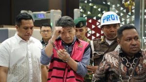 Beneficial Owner PT AKT Samin Tan saat menggunakan rompi merah muda di Kejaksaan Agung, Sabtu, 28/3/2026, dini hari | Ist