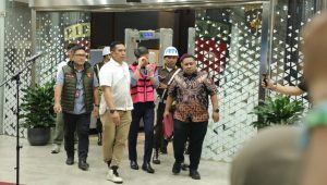 Beneficial Owner PT AKT Samin Tan saat menggunakan rompi merah muda di Kejaksaan Agung, Sabtu, 28/3/2026, dini hari | Ist