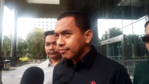 Ketua Advokat Persaudaraan Islam sekaligus kuasa hukum Immanuel Ebenezer alias Noel, Aziz Yanuar, di Gedung KPK, Jakarta, Jumat, 27/3/2026 | Muhammad Reza/Forum Keadilan