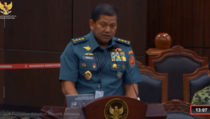 Perwakilan TNI, Irjen Laksda Hersan, di ruang sidang pleno Mahkamah Konstitusi (MK), Kamis, 12/3/2026. | YouTube Mahkamah Konstitusi