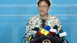 Mantan Menteri Luar Negeri (Menlu), Hassan Wirajuda, memberikan keterangan pers usai pertemuan dengan Presiden Prabowo Subianto di Istana Merdeka, Jakarta, pada Selasa malam, 3 Maret 2026. | YouTube Sekretariat Presiden