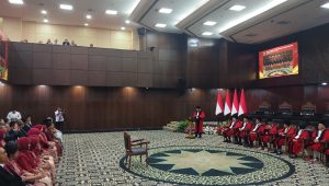 Eks Hakim MK Anwar Usman saat memberikan sambutan di wisuda purnabakti di Gedung MK, Senin, 13/4/2026 | Ist