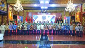 Menteri Pertahanan (Menhan) Sjafrie Sjamsoeddin bersama Panglima TNI, Wakil Panglima TNI, para Kepala Staf Angkatan, serta para purnawirawan bintang empat, baik mantan Panglima TNI, dan Kepala Staf Angkatan di Kantor Kementerian Pertahanan (Kemhan), Jakarta Pusat, pada Jumat, 24/4/2026 | Dok. Kementerian Pertahanan