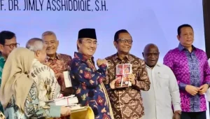 Mantan Ketua Mahkamah Konstitusi (MK) Jimly Asshiddiqie dalam perayaan hari lahirnya yang ke-70 tahun di kawasan Senayan, Jakarta Selatan, Selasa, 21/4/2026 | Instagram @mohmahfudmd