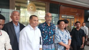 Pengacara Lukas Enembe, Roy Stefanus Rening (baju putih) di Pengadilan Negeri Jakarta Pusat, Senin, 6/4/2026 | Syahrul Baihaqi/Forum Keadilan