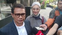 Kuasa hukum istri politikus PDI Perjuangan Ono Surono, Setyowati Anggraini Saputro, Parlindungan Sihombing di Gedung KPK, Jakarta, Selasa, 7/4/2026 | Muhammad Reza/Forum Keadilan