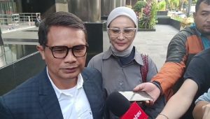 Kuasa hukum istri politikus PDI Perjuangan Ono Surono, Setyowati Anggraini Saputro, Parlindungan Sihombing di Gedung KPK, Jakarta, Selasa, 7/4/2026 | Muhammad Reza/Forum Keadilan