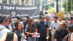 Perwakilan masyarakat sipil saat membacakan surat Andrie Yunus di luar Gedung Mahkamah Konstitusi (MK), Rabu, 8/4/2026 | Syahrul Baihaqi/Forum Keadilan