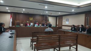 Eks Direktur Utama PT Eksploitas dan Industri Hutan V Dicky Yuana Rady saat mendengarkan putusan di Pengadilan Tipikor Jakarta, Kamis, 9/4/2026 | Syahrul Baihaqi/Forum Keadilan