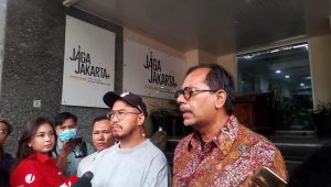 Komika Pandji Pragiwaksono bersama kuasa hukumnya, Haris Azhar, di Polda Metro Jaya, Jakarta, Kamis, 9/4/2026 | Muhammad Reza/Forum Keadilan