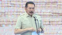 Jaksa Agung ST Burhanuddin saat menyerahkan uang di hadapan Presiden Prabowo Subianto di Kompleks Kejaksaan RI, Jumat, 10/4/2026 | YouTube Kejaksaan RI