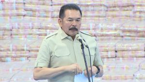 Jaksa Agung ST Burhanuddin saat menyerahkan uang di hadapan Presiden Prabowo Subianto di Kompleks Kejaksaan RI, Jumat, 10/4/2026 | YouTube Kejaksaan RI