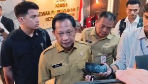 Menteri Dalam Negeri (Mendagri) Tito Karnavian di Kompleks Parlemen, Senayan, Jakarta, Senin, 13/4/2026 | Novia Suhari/Forum Keadilan