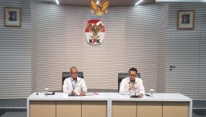 Plt Direktur Penyidikan KPK Achmad Taufik Husein dan Jubir KPK Budi Prasetyo dalam konferensi pers di Gedung Merah Putih, Jakarta, Senin, 13/4/2026 | Muhammad Reza/Forum Keadilan