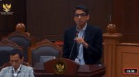 Guru Besar UGM Zainal Arifin Mochtar saat memberikan keterangan di ruang sidang Mahkamah Konstitusi, Selasa, 14/4/2026 | YouTube Mahkamah Konstitusi