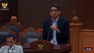 Guru Besar UGM Zainal Arifin Mochtar saat memberikan keterangan di ruang sidang Mahkamah Konstitusi, Selasa, 14/4/2026 | YouTube Mahkamah Konstitusi
