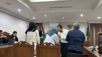 Boss Terra Drone Indonesia Michael Wisnu Wardhana saat menyalami keluarga korban kebakaran di ruang sidang Pengadilan Negeri Jakarta Pusat, Rabu, 15/4/2026 | Syahrul Baihaqi/Forum Keadilan