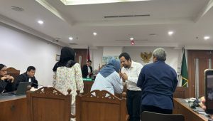 Boss Terra Drone Indonesia Michael Wisnu Wardhana saat menyalami keluarga korban kebakaran di ruang sidang Pengadilan Negeri Jakarta Pusat, Rabu, 15/4/2026 | Syahrul Baihaqi/Forum Keadilan
