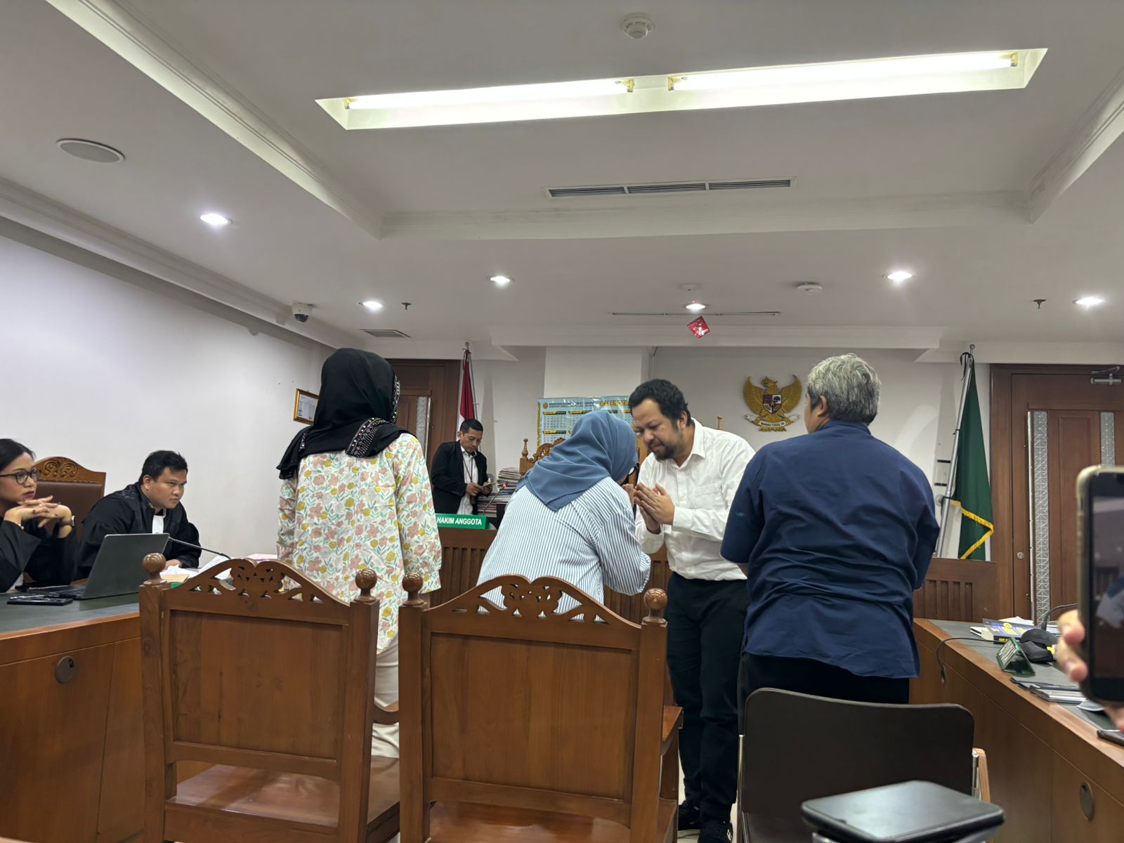 Minta Maaf di Kasus Kebakaran, Bos Terra Drone Salami Keluarga Korban di Ruang Sidang