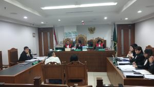 Kanit Res PPA PPO Polres Jakarta Pusat Joni Purwanto (kiri) dan Inggrid Simanjuntak selaku staff Dinas Cipta Karya, Tata Ruang dan Pertanahan DKI Jakarta saat bersaksi di kasus kebakaran Terra Drone di Pengadilan Negeri Jakarta Pusat, Rabu, 15/4/2026 | Syahrul Baihaqi/Forum Keadilan