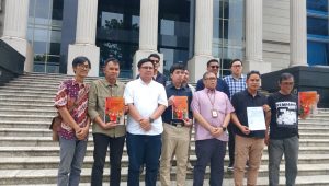 Staf divisi hukum KontraS Muhammad Yahya (tengah) saat di Gedung Mahkamah Konstitusi, Kamis 16/4/2026 | Syahrul Baihaqi/Forum Keadilan