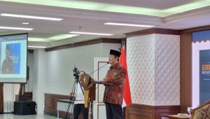 Prof. Jimly Ashiddiqie saat memberikan sambutan di acara peluncuran buku "Kemerdekaan Kekuasaan Kehakiman" di Aula Gedung Mahkamah Konstitusi, Jumat, 17/4/2026 | Syahrul Bihaqi/Forum Keadilan