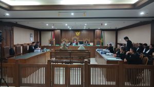 Bekas Direktur Gas PT Pertamina (Persero) periode 2012-2014, Hari Karyuliarto (kiri) saat membacakan pleidoi di Pengadilan Tipikor Jakarta, Senin, 20/4/2026 | Syahrul Baihaqi/Forum Keadilan