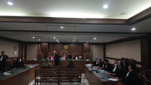 Eks Direktur Gas Pertamina Hari Karyuliarto (kiri) dan Yenni Andayani (kanan) di sidang replik di Pengadilan Tipikor Jakarta, Kamis, 23/4/2026 | Syahrul Baihaqi/Forum Keadilan