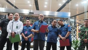 Dirdik Jampidsus Kejagung Syarief Sulaeman Nahdi (tengah) dan Kapuspenkum Kejagung Anang Supriatna (baju putih) saat konferensi pers, Kamis, 23/4/2026 | Ist