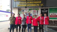 Gerakan Mahasiswa Nasional Indonesia (GMNI) saat melaporkan korupsi penyewaan jet pribadi oleh komisioner Komisi Pemilihan Umum (KPU) RI ke Kejaksaan Agung (Kejagung) | Ist