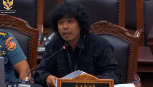 Koordinator KontraS Dimas Bagus Arya di ruang sidang Mahkamah Konstitusi (MK), Selasa, 28/4/2026 | YouTube Mahkamah Konstitusi