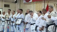 Penganugerahan kehormatan Sensei DAN 4 INKAI kepada Dr. Selamat Ginting, pengamat politik dan militer Universitas Nasional (UNAS) dalam acara Perayaan Hari Ulang Tahun ke-55 Institut Karate-Do Indonesia (INKAI) di Honbu Dojo, Matraman, Jakarta Timur, Minggu, 19/4/2026 | Dok. PP INKAI
