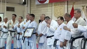 Penganugerahan kehormatan Sensei DAN 4 INKAI kepada Dr. Selamat Ginting, pengamat politik dan militer Universitas Nasional (UNAS) dalam acara Perayaan Hari Ulang Tahun ke-55 Institut Karate-Do Indonesia (INKAI) di Honbu Dojo, Matraman, Jakarta Timur, Minggu, 19/4/2026 | Dok. PP INKAI