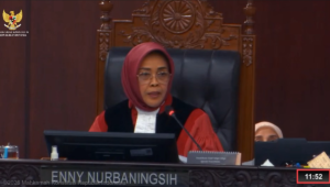 Hakim Konstitusi Enny Nurbaningsih di ruang sidang pleno Mahkamah Konstitusi (MK) Selasa, 14/4/2026 | YouTube Mahkamah Konstitusi