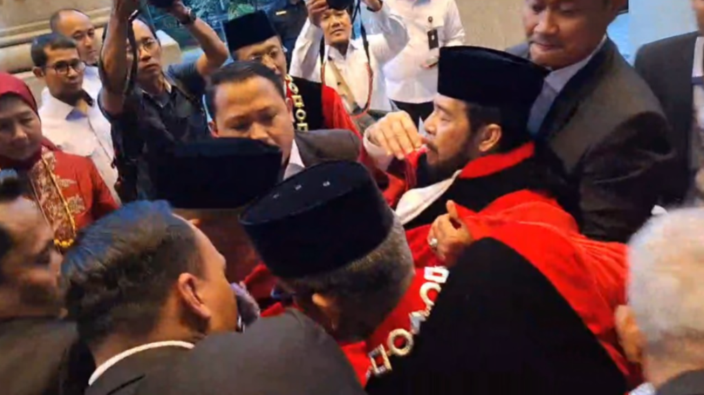 Eks Hakim MK Anwar Usman Pingsan usai Wisuda Purnabakti