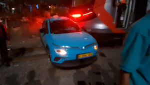 Unit Kendaraan Green SM Indonesia yang diduge menerobos rel kereta api dan menyebabkan tabrakan kereta di kawasan Stasiun Bekasi Timur, Senin, 27/4/2026 | X @TMCPoldaMetro