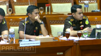 Jaksa Penuntut Umum (JPU) Kejaksaan Negeri (Kejari) Karo Wira Arizona (kanan) dalam Rapat Dengar Pendapat Umum (RDPU) bersama Komisi III, di Kompleks Parlemen, Senayan, Jakarta, Kamis, 2/4/2026 | YouTube TVR Parlemen